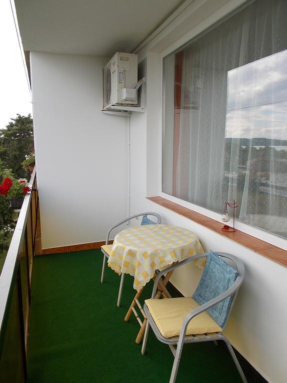 Liliom Apartments Balatonfuered Стая снимка