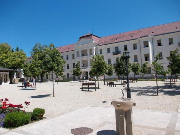 Liliom Apartments Balatonfuered Екстериор снимка